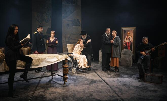 Η Βίκυ Μαραγκάκη με τον θίασο της παράστασης Επικίνδυνος οίκτο