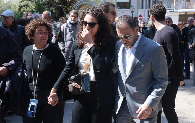 Κηδεία Πανουσόπουλος: Συγκινημένη η σύζυγός του Μπέτυ Λιβανού & η κόρη τους