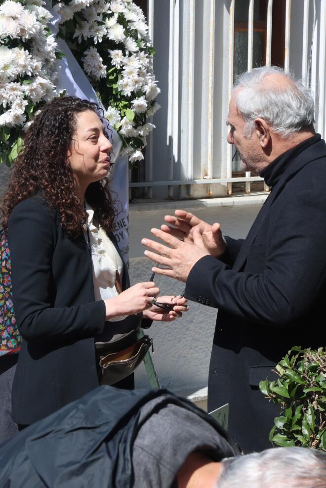 Κηδεία Πανουσόπουλος: Συγκινημένη η σύζυγός του Μπέτυ Λιβανού & η κόρη τους