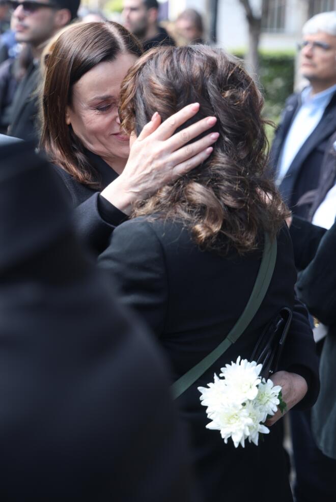 Ποιοι πήγαν στην κηδεία Πανουσόπουλου: Σπάνια εμφάνιση της Πιστιόλα