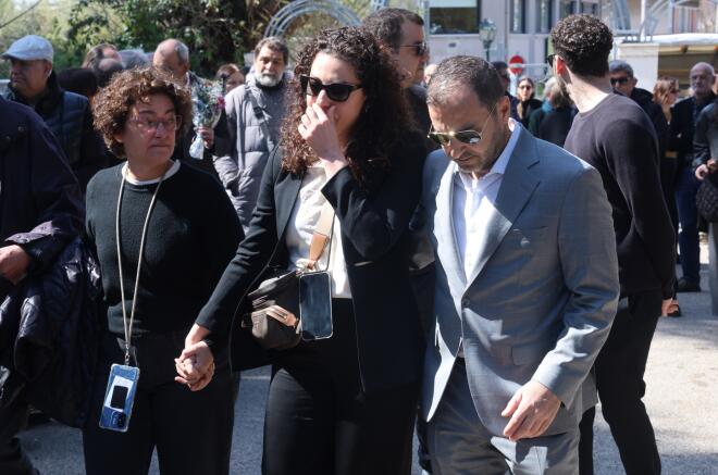 Ποιοι πήγαν στην κηδεία Πανουσόπουλου: Σπάνια εμφάνιση της Πιστιόλα