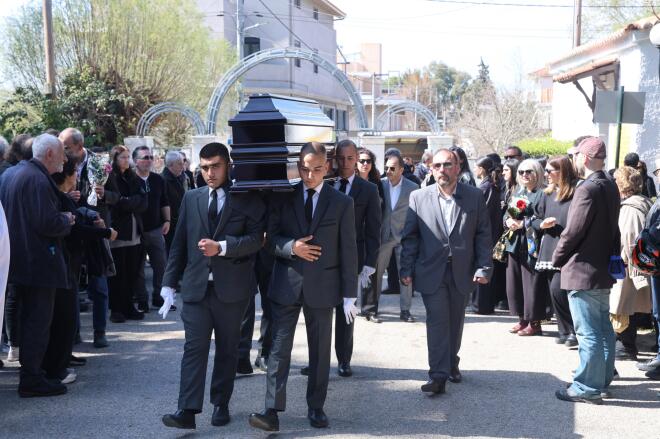Ποιοι πήγαν στην κηδεία Πανουσόπουλου: Σπάνια εμφάνιση της Πιστιόλα