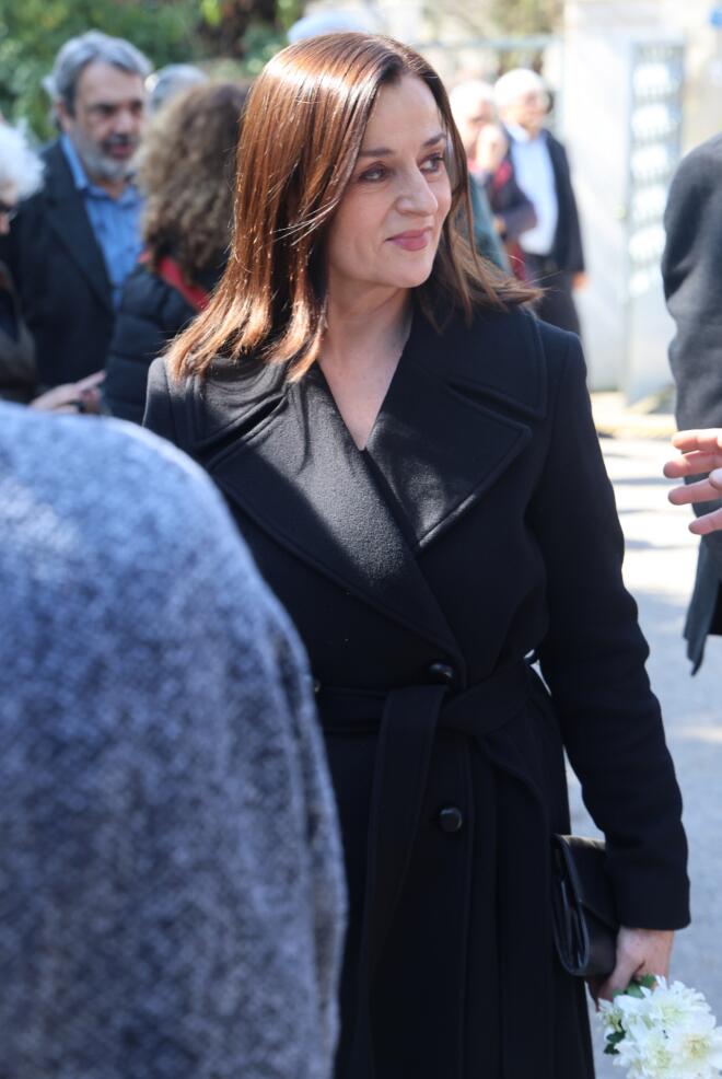 Ποιοι πήγαν στην κηδεία Πανουσόπουλου: Σπάνια εμφάνιση της Πιστιόλα