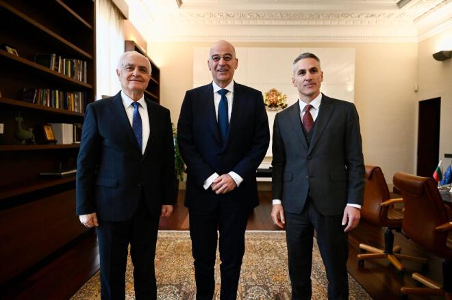 Ο Ν. Δένδιας στη συνάντηση στη Σόφια με τον πρωθυπουργό και τον ΥΠΑΜ της Βουλγαρίας  