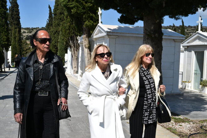 Γιώργος Μαρίνος: Σε κλίμα συγκίνησης η κηδεία του σπουδαίου showman