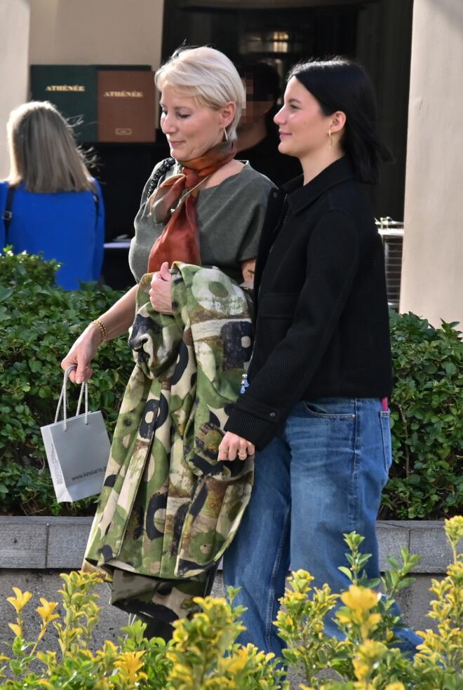 Αλίκη Καραμανλή: Στη Βουκουρεστίου για ψώνια με τη μητέρα της