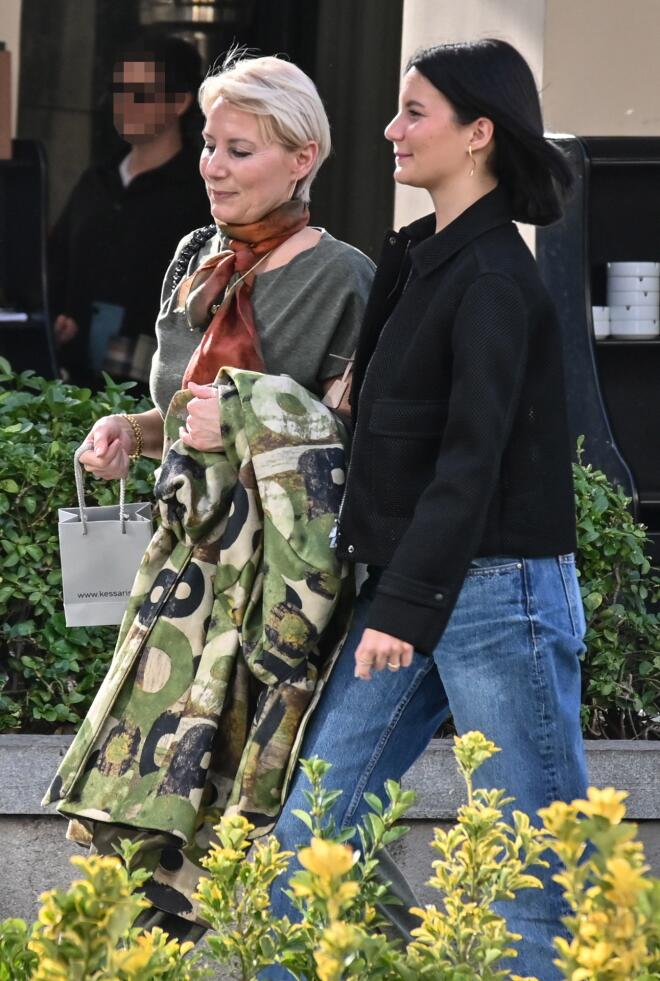 Αλίκη Καραμανλή: Στη Βουκουρεστίου για ψώνια με τη μητέρα της