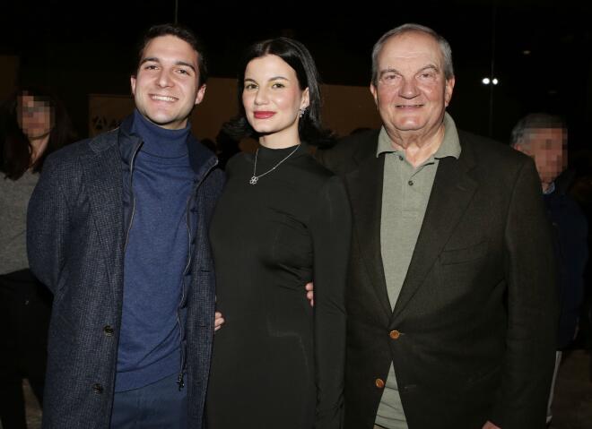 Η Αλίκη Καραμανλή ανάμεσα στον αδερφότ ης Αλέξανδρο και τον πατέρα της, Κώστα Καραμανλή /