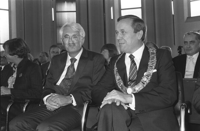 Ο καθηγητής Γιούργκεν Χάμπερμας στην απονομή του βραβείο Adoerno, το 1980, με τον δήμαρχο Φρανκφούρτης Walter Wallmann/ AP /ml/Kurt Strumpf)