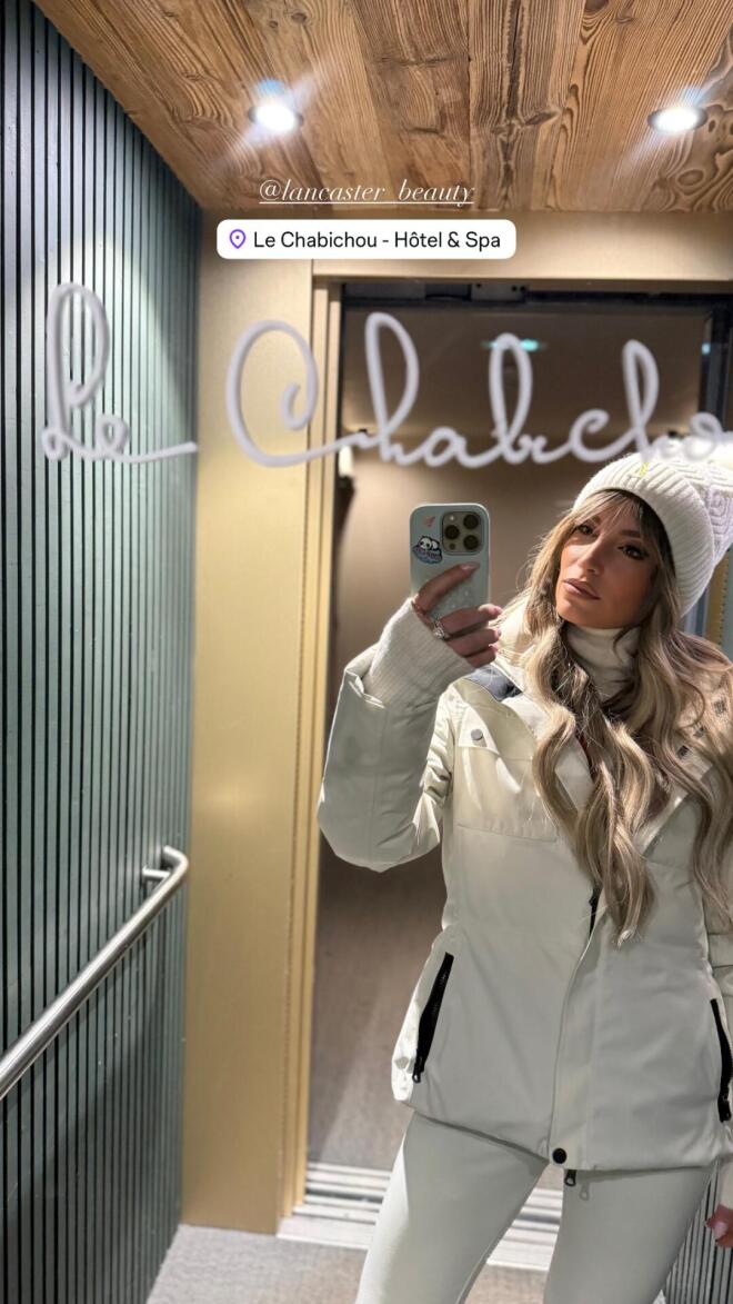 Στα  λευκά η Αθηνά Οικονομάκου