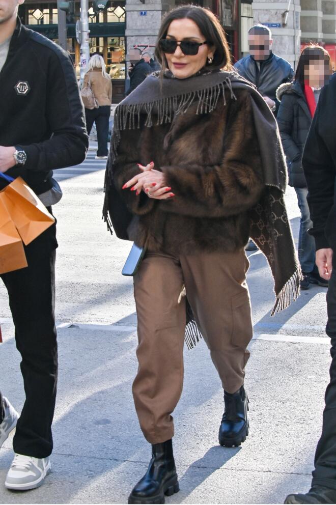 Δέσποινα Βανδή: Η street style εμφάσινη με gucci φουλάρι