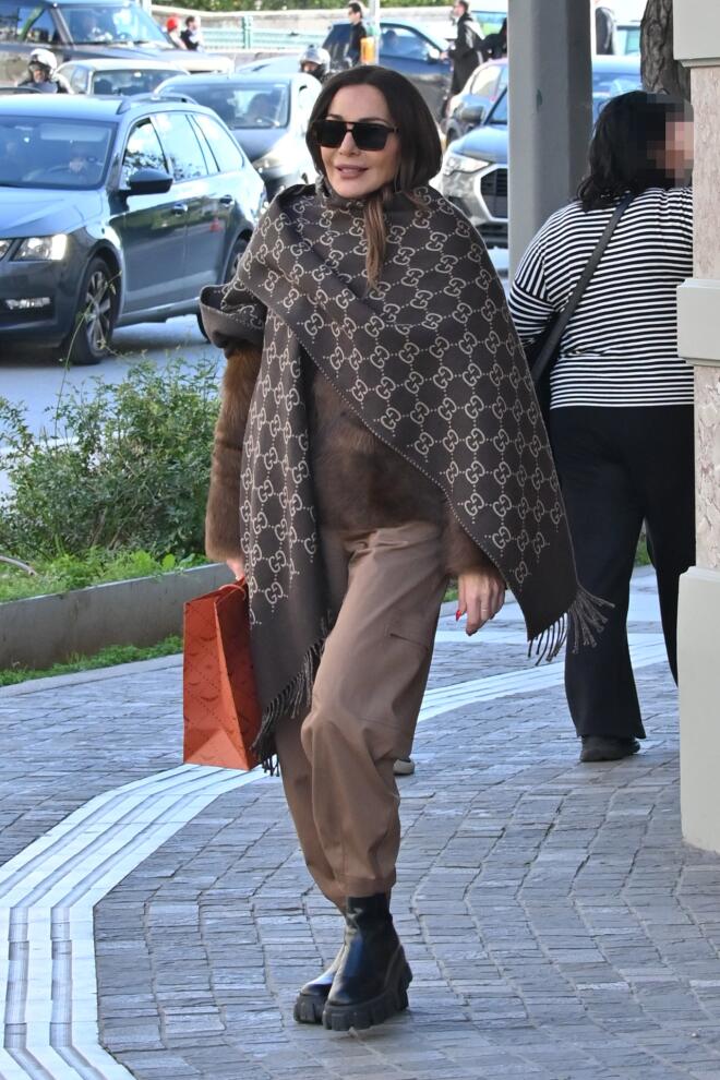 Δέσποινα Βανδή: Η street style εμφάσινη με gucci φουλάρι
