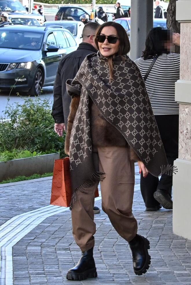 Δέσποινα Βανδή: Η street style εμφάσινη με gucci φουλάρι