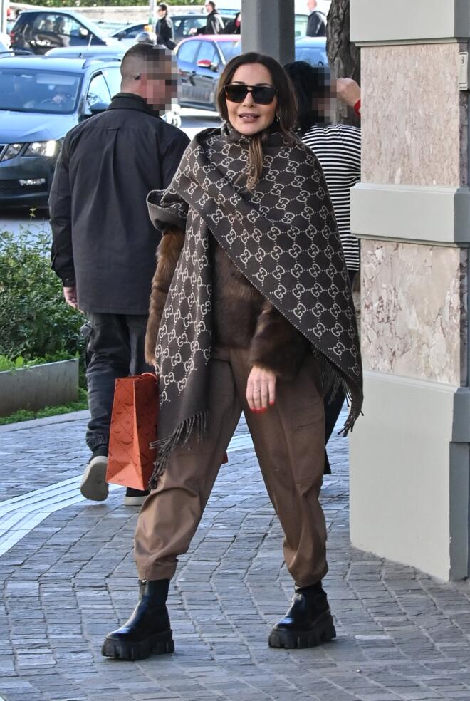 Δέσποινα Βανδή: Η street style εμφάσινη με gucci φουλάρι