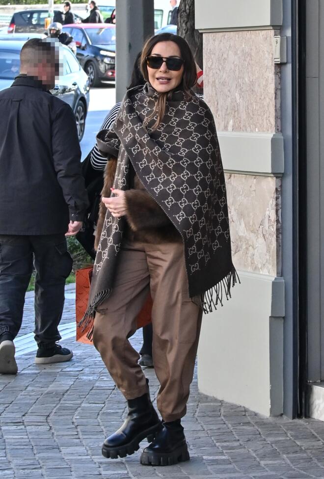 Δέσποινα Βανδή: Η street style εμφάσινη με gucci φουλάρι