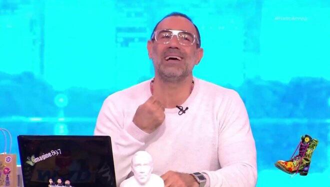 Ο Αντώνης Κανάκης έδειξε στο τηλεοπτικό κοινό το κολιέ που του έφτιαξε η κόρη του