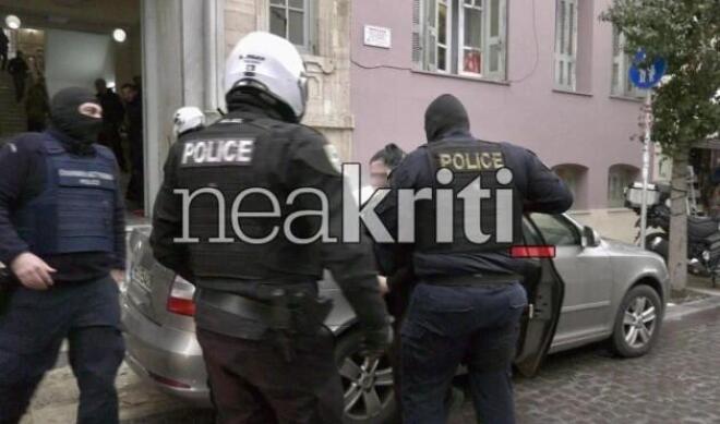 Η μητέρα του μικρού Άγγελου κατά την άφιξή της στα δικαστήρια - neakriti.gr