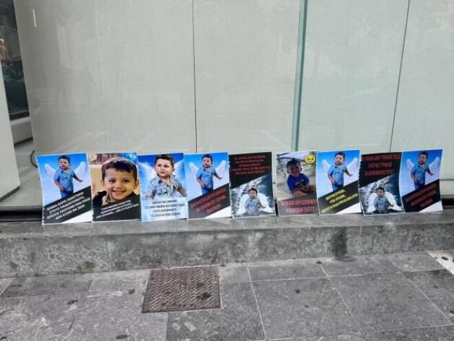 Φωτογραφίες του μικρού Άγγελου έξω από τα δικαστήρια στην Κρήτη - neakriti.gr