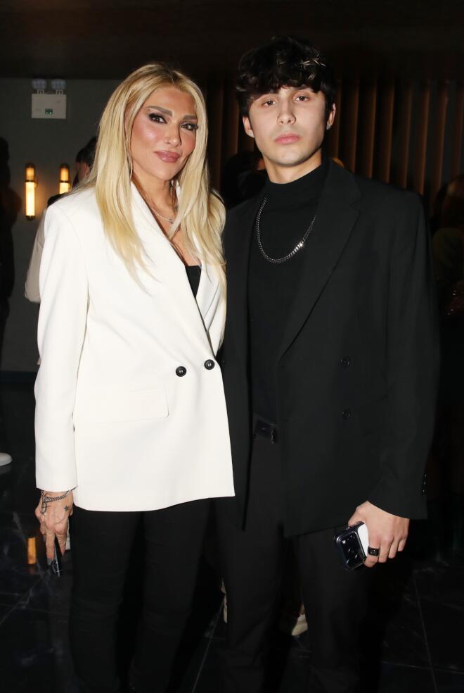 Αγγελική Ηλιάδη με τον μεγαλύτερο γιο της, Μπάμπη Λαζαρίδη/ NDP ΝΙΚΟΣ ΔΡΟΥΚΑΣ