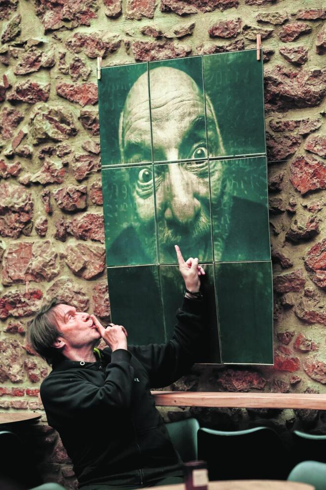 Το θεατρικό έργο  «Βροχή τα βέλη»  αναφέρεται στις σχέσεις των δύο φύλων