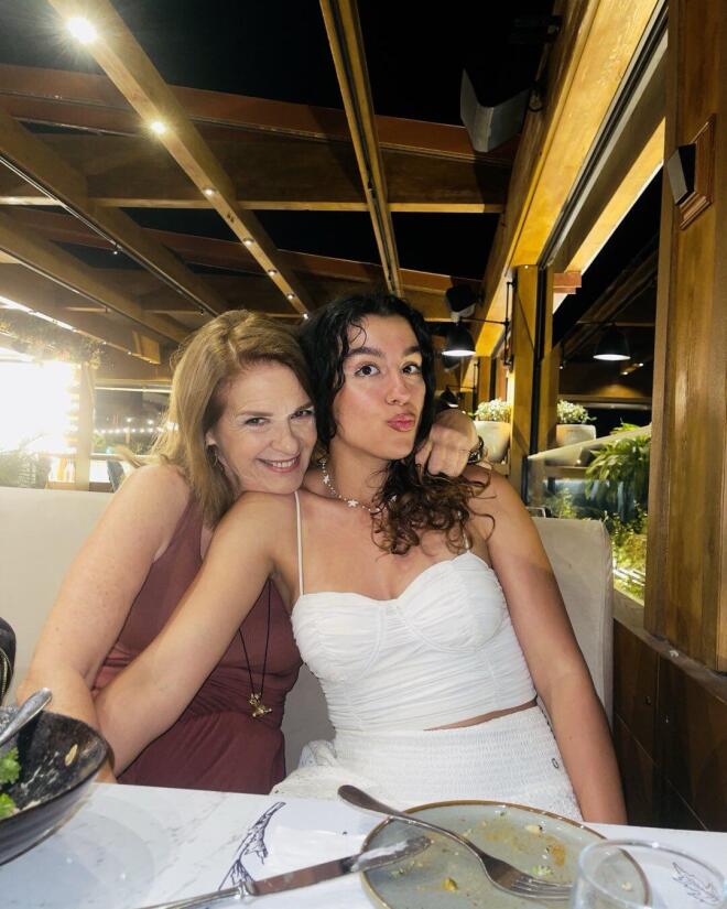 Η Πέγκυ Σταθακοπούλου με την κούκλα κόρη της, Χριστίνα / Πηγή: Instagram @peggy.stathakopoulou