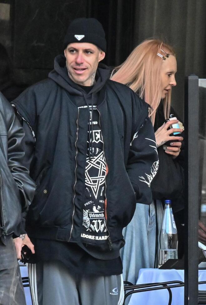 Τάμτα: Η εκκεντρική εμφάνιση στο πλευρό του Πάρι Κασιδόκωστα