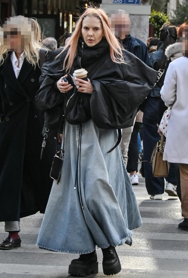 Τάμτα: Η εκκεντρική εμφάνιση στο πλευρό του Πάρι Κασιδόκωστα