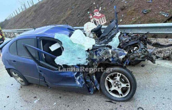 ο 21χρονος εγκλωβίστηκε στο αυτοκίνητο που είχε μετατραπεί σε άμορφη μάζα σιδηρικών