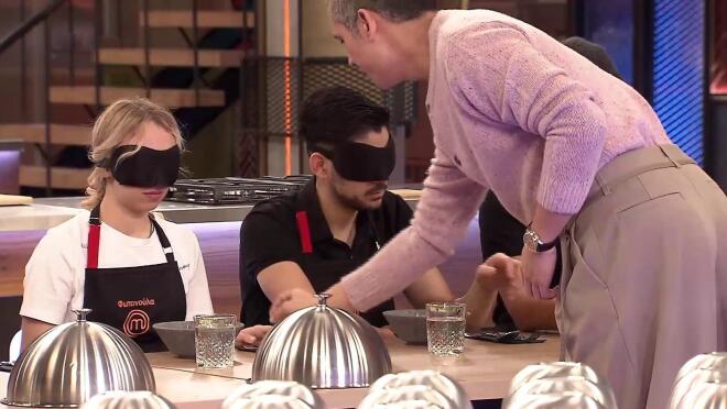MasterChef 2026: Ο Σωτήρης Κοντιζάς βοήθησε τους έξι να βρουν τα μαχαιροπίρουνα