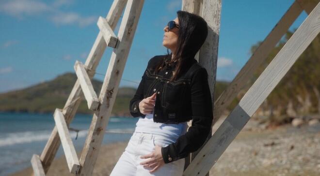 Τζένη Γεωργιάδη: Αυθεντικό νησιώτικo γλέντι στο βιντεοκλίπ για το Γειά Μας