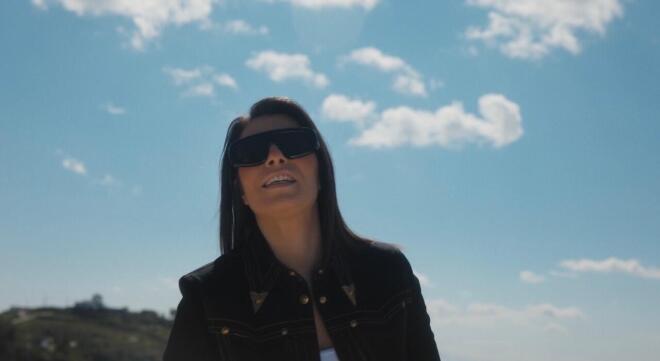 Τζένη Γεωργιάδη: Αυθεντικό νησιώτικo γλέντι στο βιντεοκλίπ για το Γειά Μας