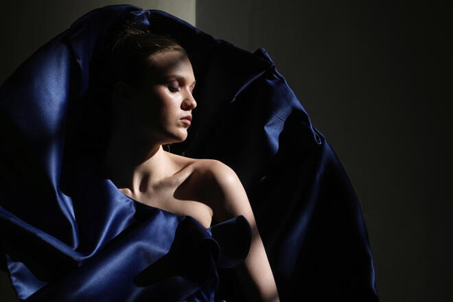 To μπλε επικρατεί στην Εβδομάδα Μόδας στη Μόσχα/ φωτογραφία από apimages