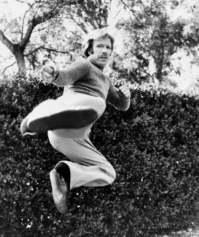 Τσακ Νόρις: Έτσι αναδείχτηκε σε «Βασιλιά των memes» κι έγινε viral