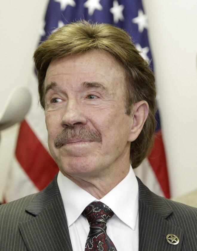 Τσακ Νόρις: Έτσι αναδείχτηκε σε «Βασιλιά των memes» κι έγινε viral