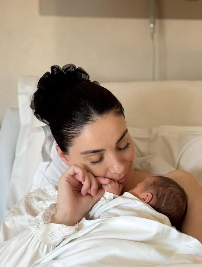 Βαλέρια Χοψονίδου: Η πρώτη φωτογραφία με τον γιο της μέσα από το μαιευτήριο