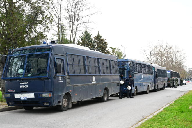 Παραταγμένες κλούβες έξω από το Συνεδριακό Κέντρο του Πανεπιστημίου Θεσσαλίας - Eurokinissi
