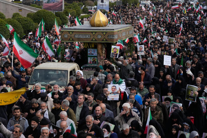 Ιρανοί ακολουθούν τα φέρετρα του Στρατηγού Ali Mohammad Naeini και ενός συνεργάτη του