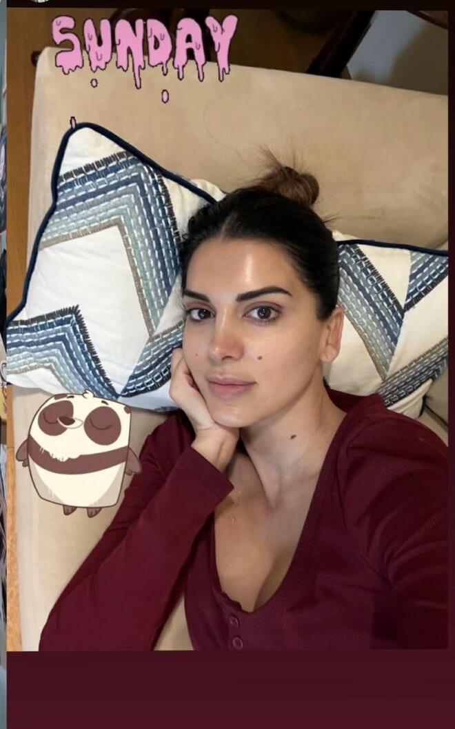 Σταματίνα Τσιμτσιλή: Ποζάρει αμακιγιάριστη στο σαλόνι του σπιτιού της