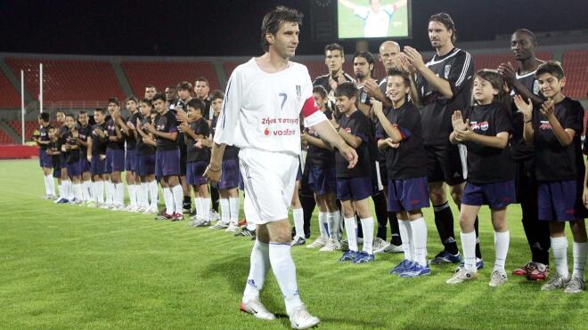 Ο Θοδωρής Ζαγοράκης τιμάται για την πολυετή και πολύτιμη προσφορά του στην εθνική ομάδα (2007) / Φωτογραφία: Eurokinissi