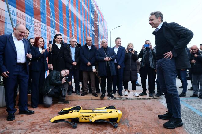 Ο Κ. Μητσοτάκης και ο σκύλος - ρομπότ Κύων   