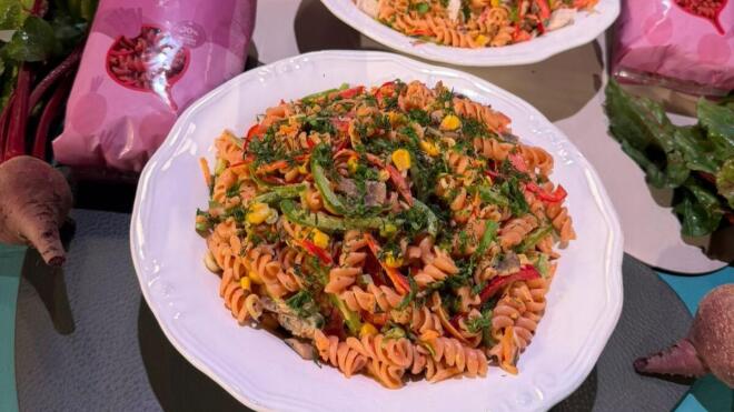 Μακαρονοσαλάτα με στριφτό με παντζάρι