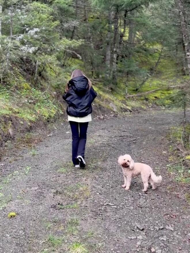 Η Μαρία Αντωνά στην ορεινή Αρκαδία, μαζί με το σκυλάκι του Γιώργου Λιάγκα