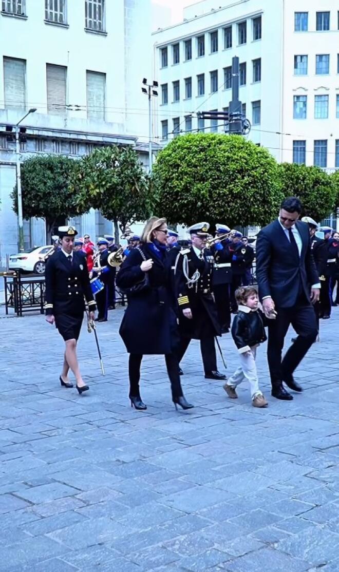 Κικίλιας - Μπαλατσινού: Με τον γιο τους στην παρέλαση της 25ης Μαρτίου
