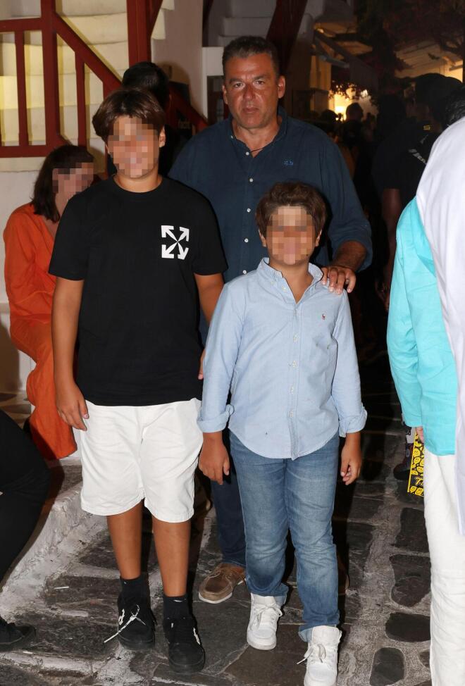 Ο Γιώργος Λιάγκας με τους γιους του στη Μύκονο το καλοκαίρι του 2023 