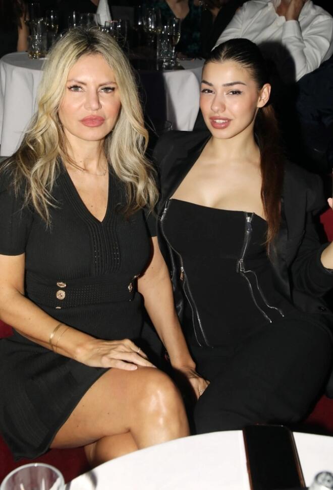 Η Τάρια Μπούρα σε μια λαμπερή γιορτή με τα παιδιά και τα εγγόνια της