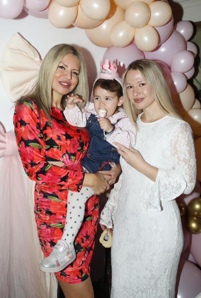 Η Τάρια Μπούρα σε μια λαμπερή γιορτή με τα παιδιά και τα εγγόνια της