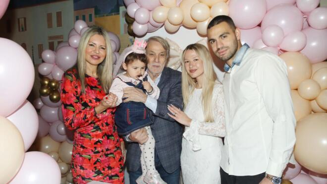 Η Τάρια Μπούρα σε μια λαμπερή γιορτή με τα παιδιά και τα εγγόνια της