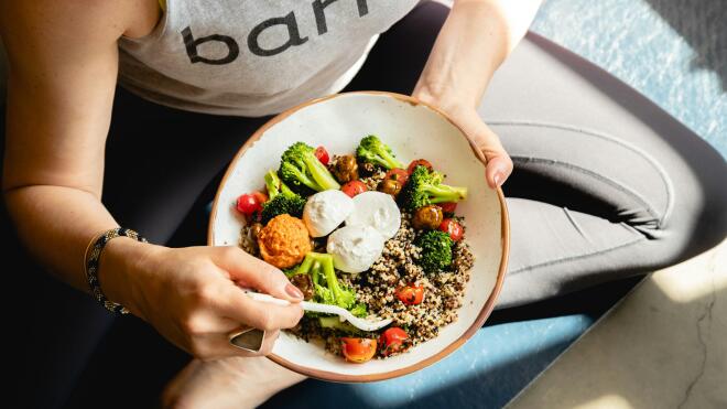 Νέα έρευνα, η οποία δημοσιεύθηκε σε επιστημονικό περιοδικό νευρολογίας, αποδεικνύει ότι η ισορροπημένη διατροφή μπορεί να μας κρατήσει νεότερους.