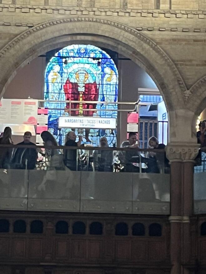 Κόσμος απολαμβάνει το γεύμα του μέσα στην εκκλησία του Αγίου Μάρκου