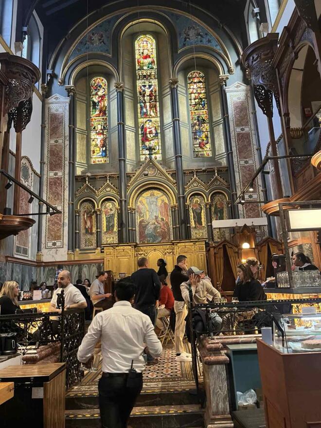 Κάποιοι πίνουν ακόμα και κοκτέιλ στο Mercato Mayfair